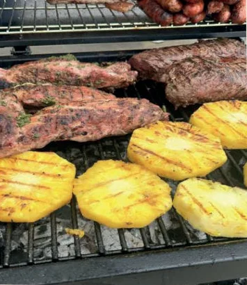 Carnes y piña en la parrilla