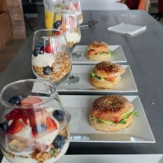 Bagels con parfait y jugo de naranja
