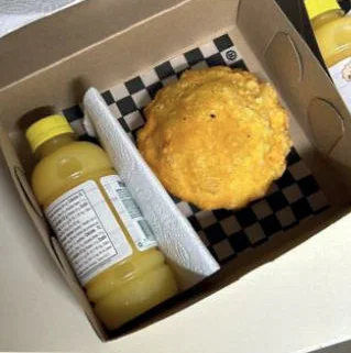 Pastel de pollo en caja con jugo