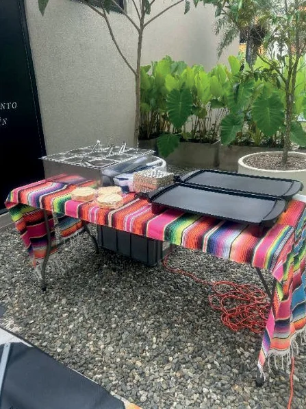 Montaje de la estación con mantel mexicano