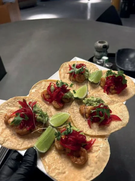 Tacos de camarón con limón