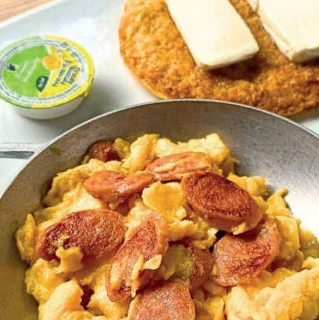 Huevos revueltos con salchicha ranchera y arepa de chócolo