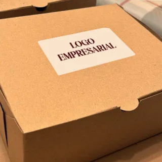 Caja de cartón con el logo de la empresa
