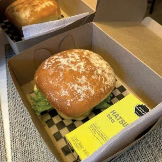 Sándwich de roast beef en caja con Hatsu