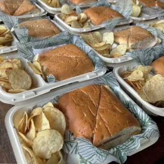 Sándwiches con papas chips en bandejas
