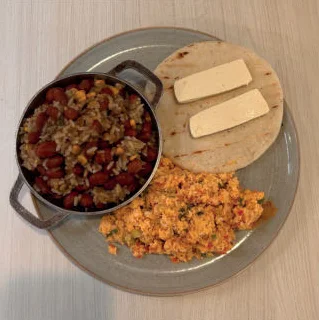 Calentado paisa con arepa, quesito y huevos