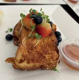 Tostada francesa con fresas y arándanos