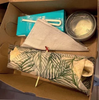 Caja con wrap de jamón y queso y bebida Hatsu
