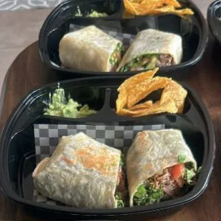 Wraps con guacamole y nachos en bandeja